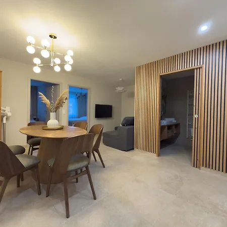 Modern With Alpine Charm In 아파트 *